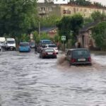 Злива перетворила вулиці Чорткова на річки: у мережі поширюють відео затоплень