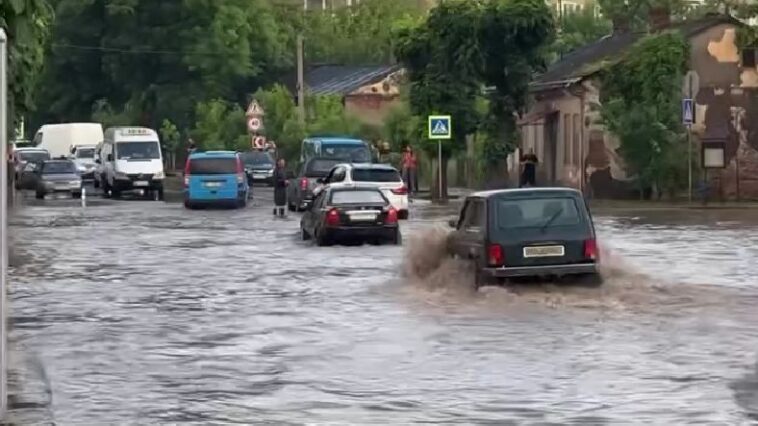 Злива перетворила вулиці Чорткова на річки: у мережі поширюють відео затоплень