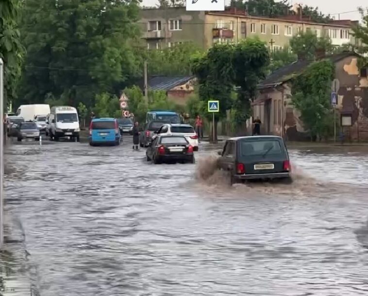 Злива перетворила вулиці Чорткова на річки: у мережі поширюють відео затоплень