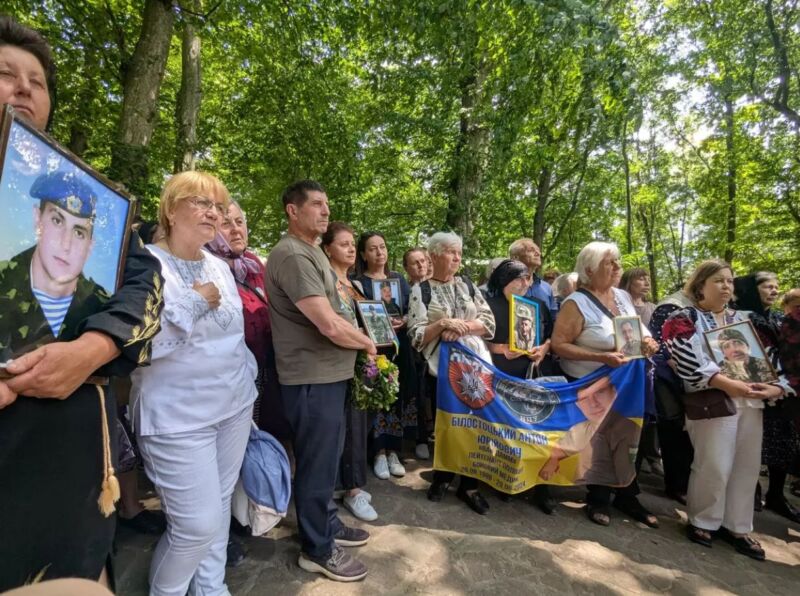У Зарваниці помолилися за воїнів: відбулася проща родин загиблих і зниклих безвісти