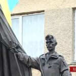 На Тернопільщині 16-річний хлопець виліз на пам’ятник Герою Небесної Сотні Олександру Капіносу