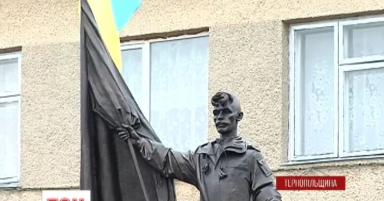 На Тернопільщині 16-річний хлопець виліз на пам’ятник Герою Небесної Сотні Олександру Капіносу