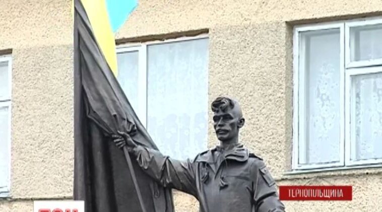 На Тернопільщині 16-річний хлопець виліз на пам’ятник Герою Небесної Сотні Олександру Капіносу