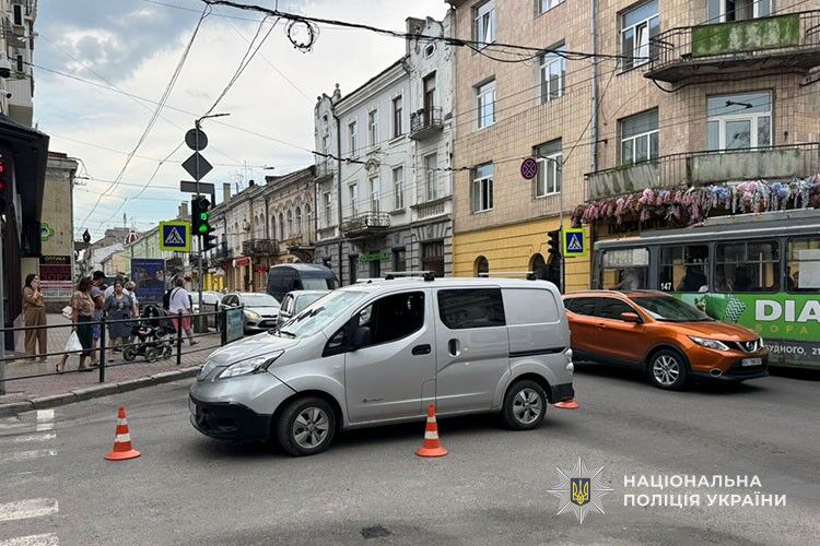 У Тернополі зіткнулися Nissan та електровелосипед: останній збив ще двох людей