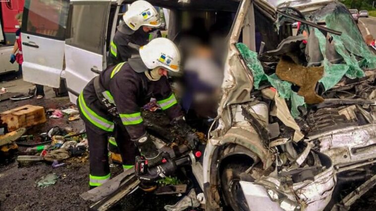 Під Козовою легковик зіткнувся з вантажівкою: три жертви та важко травмований 15-річний хлопець