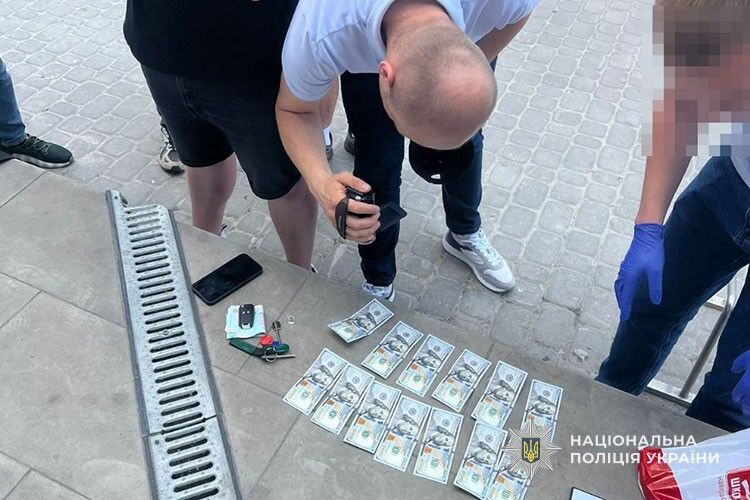 За довідку про інвалідність – 3 000 доларів: у Тернополі затримали медика