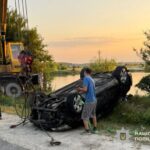 Водій злетів з дороги та перекинувся у ставок