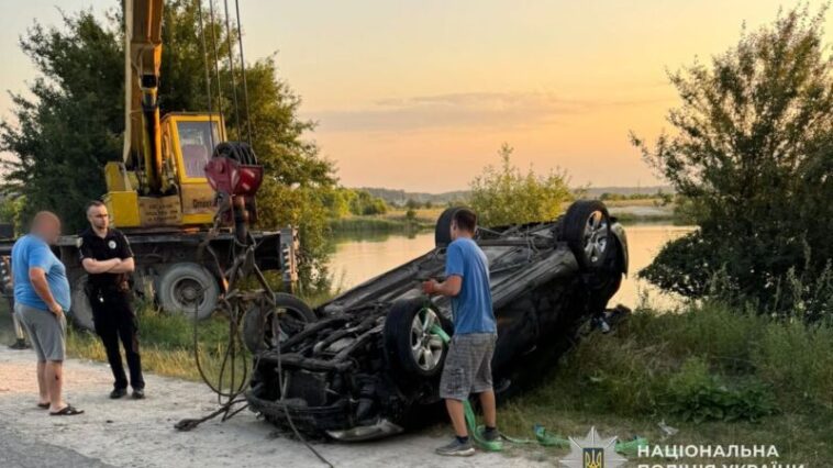 Водій злетів з дороги та перекинувся у ставок