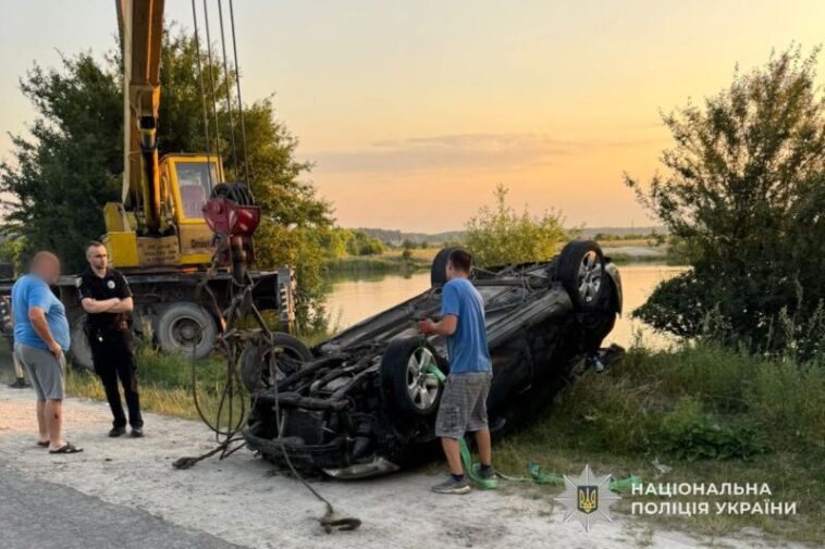 Водій злетів з дороги та перекинувся у ставок