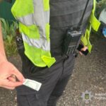 На Тернопільщині п'яний водій засунув поліцейському 200 доларів у кишеню