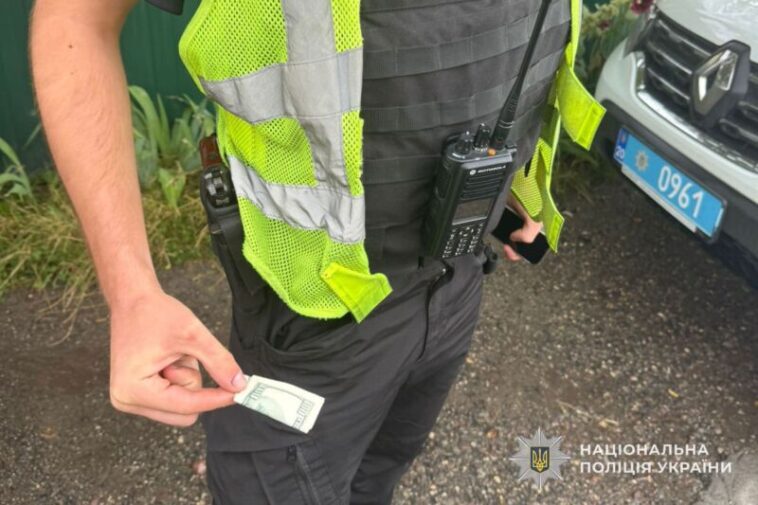 На Тернопільщині п'яний водій засунув поліцейському 200 доларів у кишеню