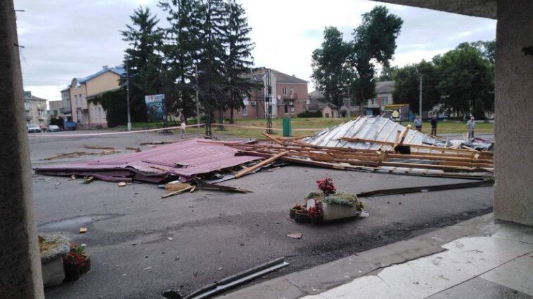 У Козові нічний ураган зірвав частину покрівлі з будинку культури