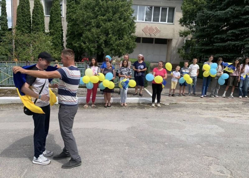 Громада на Кременеччині зустріла з полону захисника Олексія Кваса