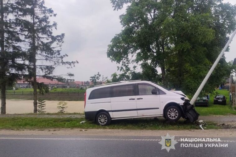 На Тернопільщині водій "Мерседеса" в'їхав у стовп: травмувалися діти