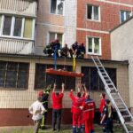 У Тернополі молода жінка випала з третього поверху