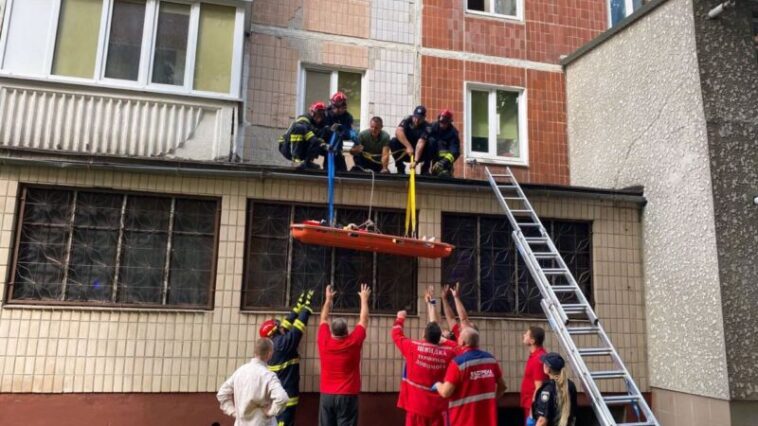 У Тернополі молода жінка випала з третього поверху