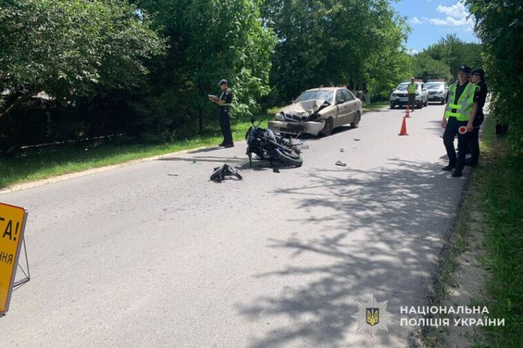 У Гаях 22-річна мотоциклістка на Kawasaki виїхала на зустрічну і зіткнулась з Lanos