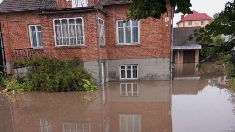У Вишнівці після негоди в будинку усе плаває: жителі звинувачують владу