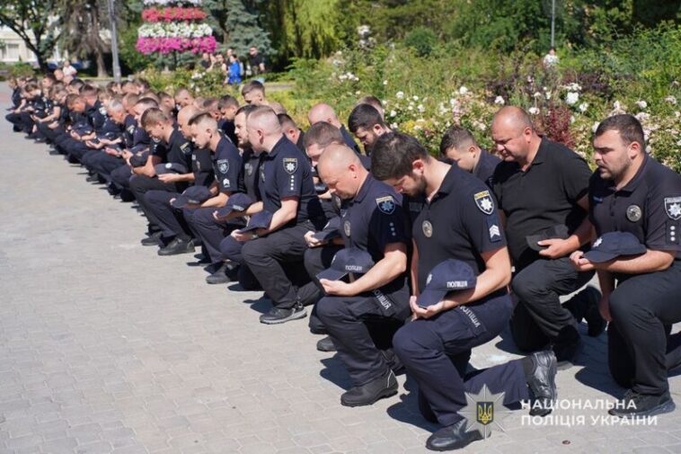 Тернопіль попрощався із загиблим на війні снайпер поліцейським Олександром Товарніцьким