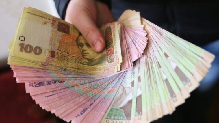 Від 4000 до 16000 гривен за НМТ: у Тернополі преміюють випускників