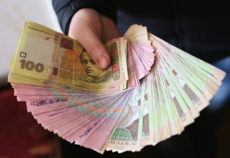 Від 4000 до 16000 гривен за НМТ: у Тернополі преміюють випускників