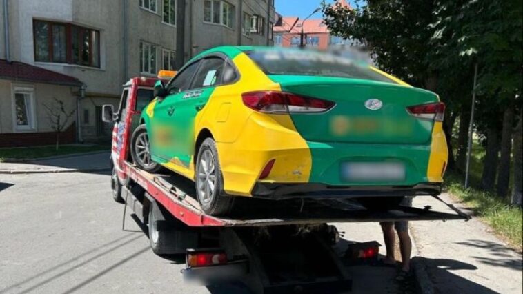 У Тернополі евакуювали таксі, яке було припарковане з порушенням ПДР