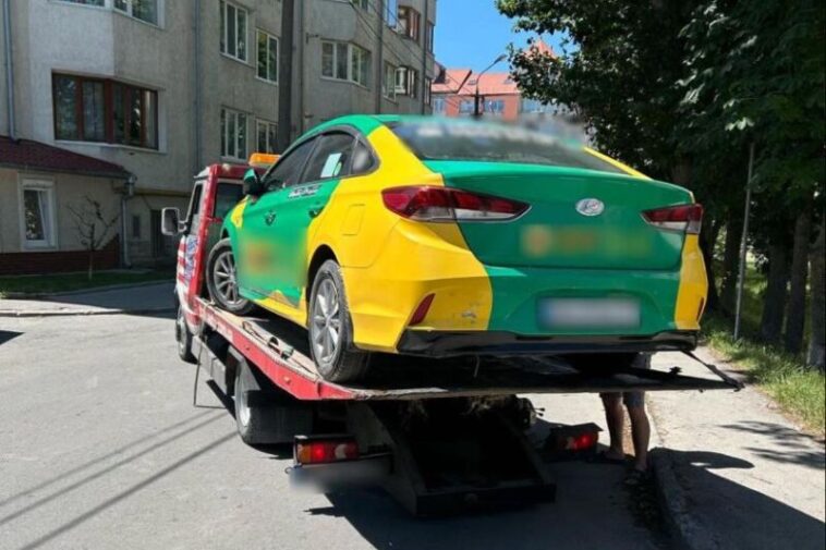 У Тернополі евакуювали таксі, яке було припарковане з порушенням ПДР