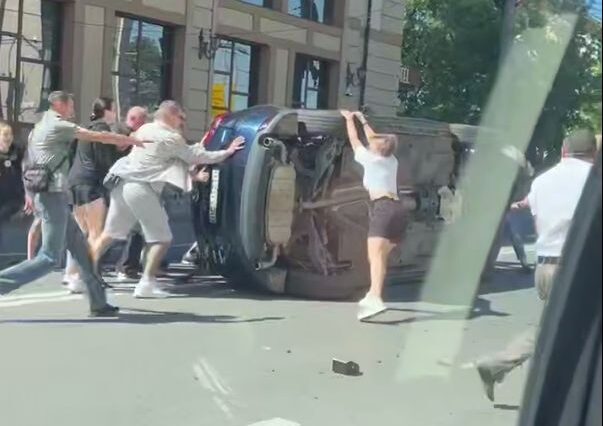 ДТП навпроти траурної колони в Тернополі: авто перекинулося