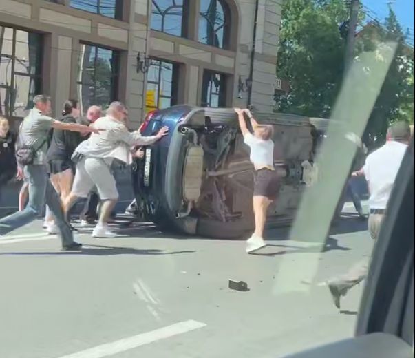 ДТП навпроти траурної колони в Тернополі: авто перекинулося