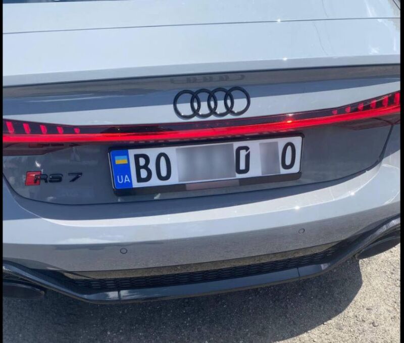 У Тернополі водій на “Ауді” порушив правила використання номерних знаків