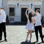Випускники зі Словʼянська танцювали вальс у Збаразькому замку