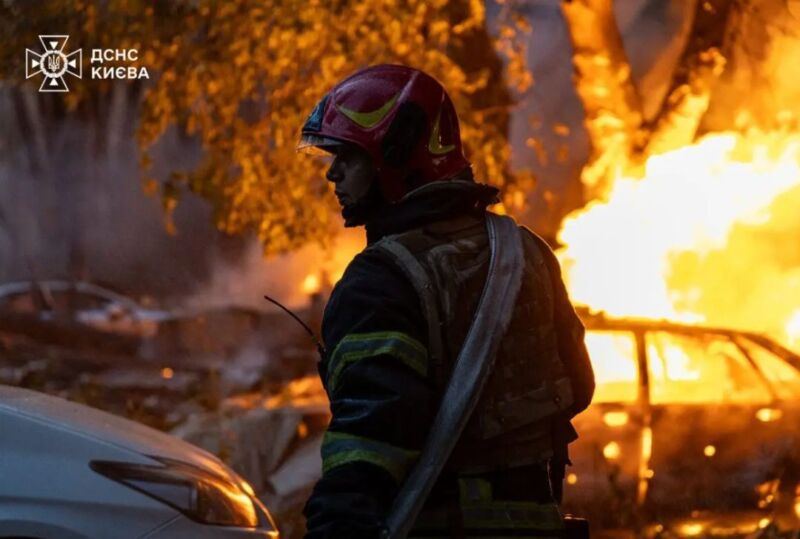 Масштабні пожежі, пошкоджені будинки, брудне повітря: наслідки масованого удару по Києву