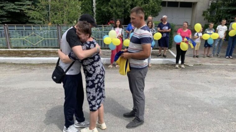 Громада на Кременеччині зустріла з полону захисника Олексія Кваса
