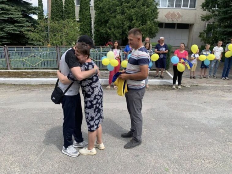 Громада на Кременеччині зустріла з полону захисника Олексія Кваса
