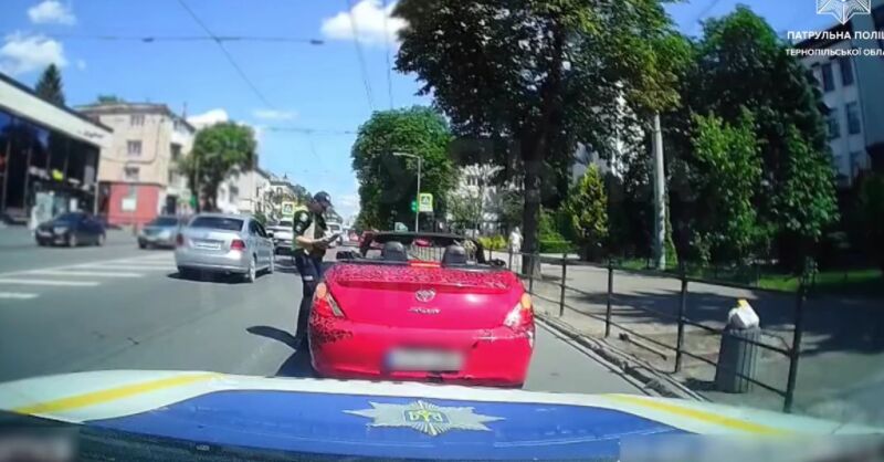 Погоня у Тернополі: водій на червоному кабріолеті тікав від патрульних (ВІДЕО)