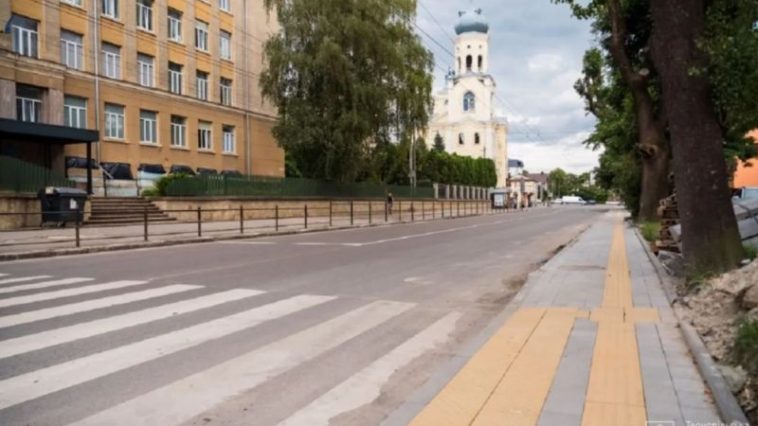 У Тернополі на Острозького облаштовують безбар’єрний тротуар