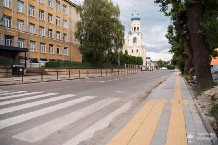 У Тернополі на Острозького облаштовують безбар’єрний тротуар