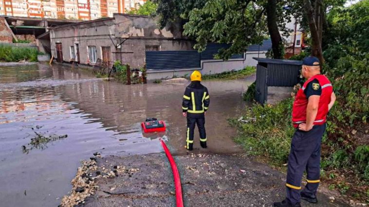 Рятувальники показали наслідки негоди у Тернополі