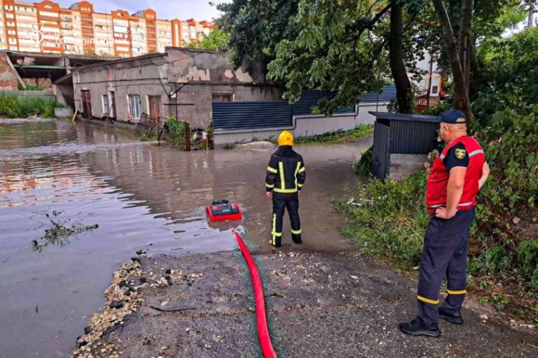 Рятувальники показали наслідки негоди у Тернополі