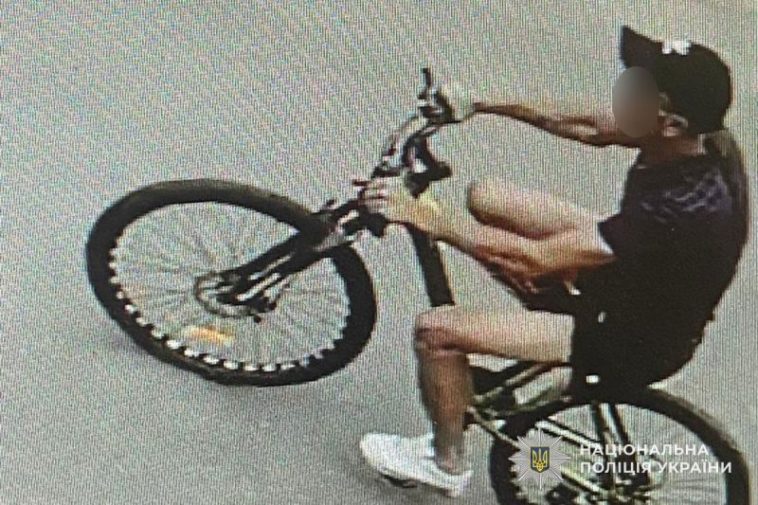 У Тернополі поки хлопчик грався з друзями, чоловік сів на його велосипед і втік