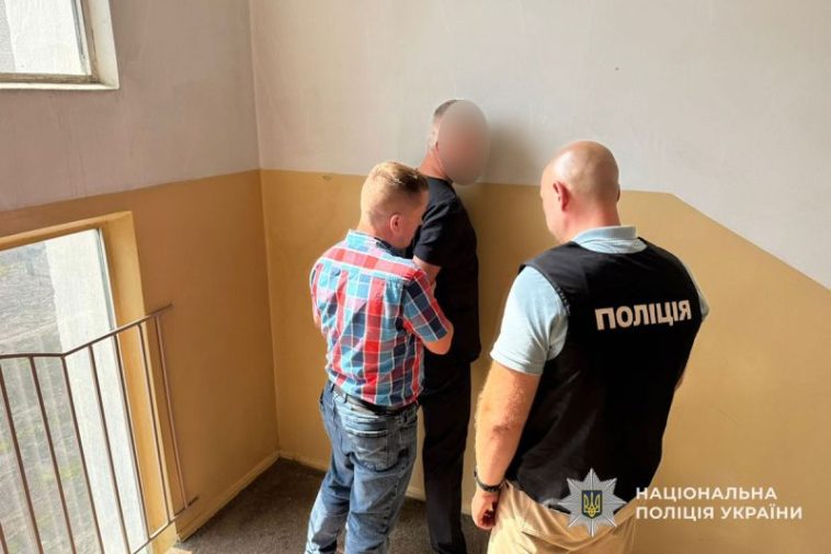 У Тернополі спіймали лікаря на хабарі 5000 доларів