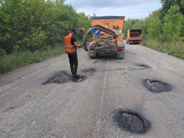 На Зборівщині розпочався ямковий ремонт найпроблемнішої дороги