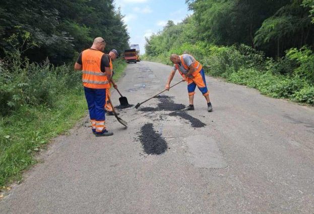 На Зборівщині розпочався ямковий ремонт найпроблемнішої дороги