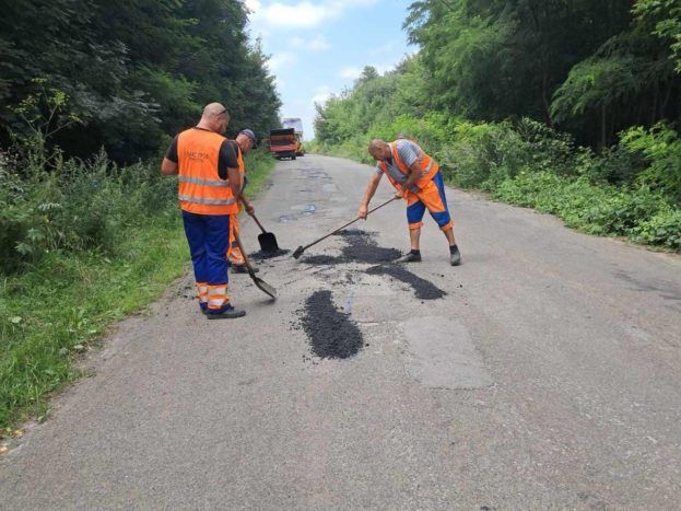 На Зборівщині розпочався ямковий ремонт найпроблемнішої дороги