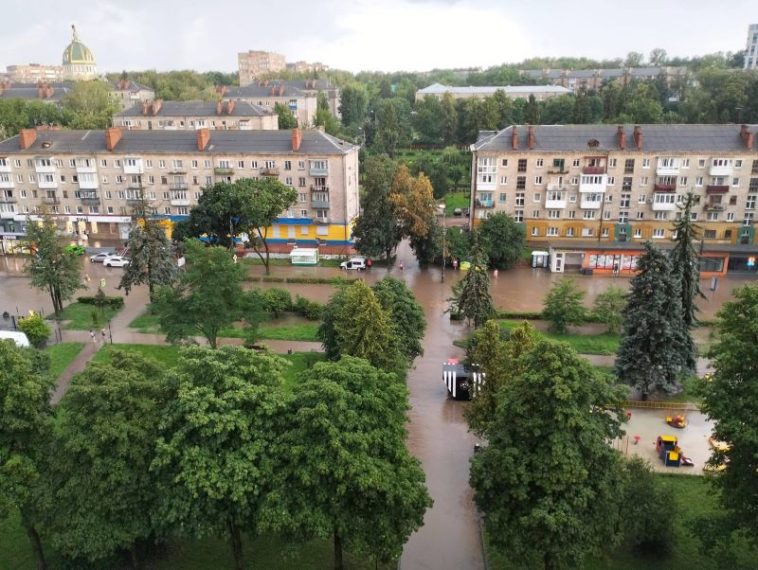 Тернопіль знову затопило після сильної зливи: "Готуйте човни!" — жартують у соцмережах