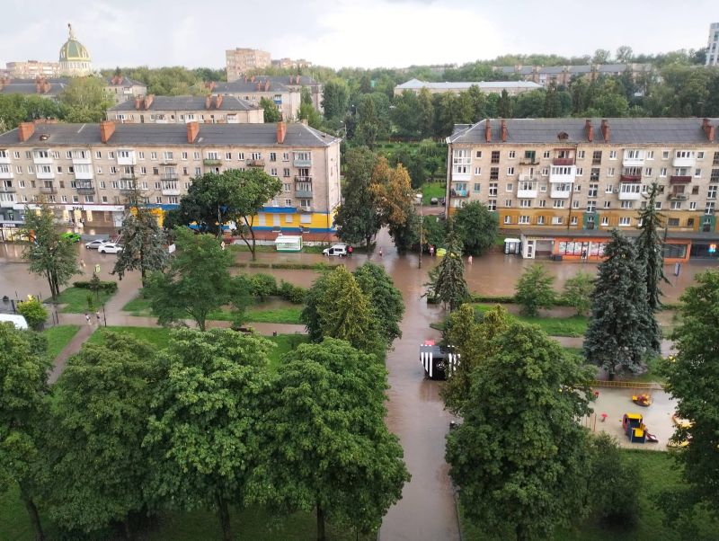 Тернопіль знову затопило після сильної зливи: "Готуйте човни!" — жартують у соцмережах