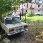 У Тернополі шукають власника авто, який залишив транспорт на ігровому майданчику