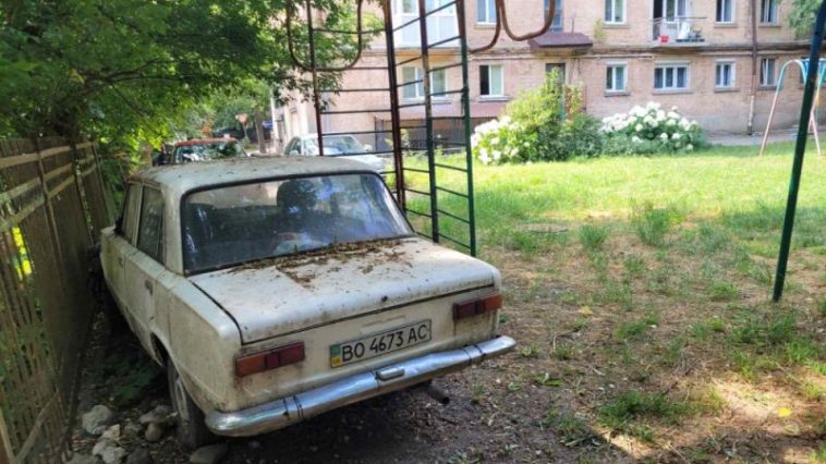 У Тернополі шукають власника авто, який залишив транспорт на ігровому майданчику