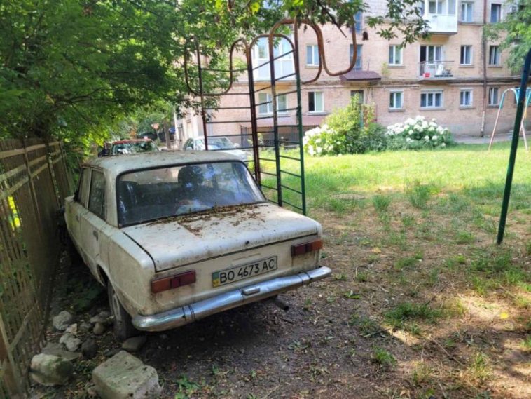 У Тернополі шукають власника авто, який залишив транспорт на ігровому майданчику