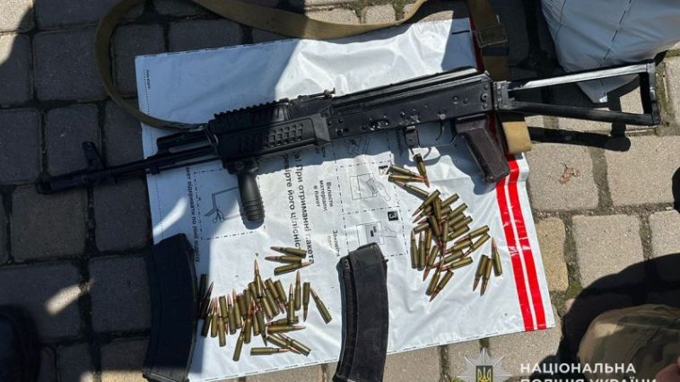 На Чортківщині чоловіки придбали для себе “АК 74”